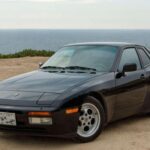 El Porsche 944 ofrecía la precisión de la marca a un precio más accesible que el 911. Su disposición de motor delantero y caja trasera proporcionaba equilibrio y estabilidad, mientras que su interior sencillo priorizaba la conducción. Cómodo en viajes largos y dinámico en carreteras retorcidas, este coupé es un ejemplo de ingeniería alemana orientada al disfrute real, un deportivo que mantiene respeto y carácter incluso hoy.