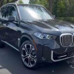 Con un coste cercano a los 1.900 dólares al año, el BMW X5 puede convertirse en un SUV muy caro de mantener. La suspensión neumática, los motores sofisticados y la ingeniería compleja dificultan las reparaciones. Además, la tracción xDrive añade complejidad adicional a la caja de transferencia, lo que puede disparar las facturas.