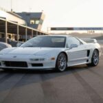 El NSX Type R combina motor V6 central, chasis rígido y suspensión afinada para pista. Los modelos importados limpios, equilibrados entre uso en carretera y rendimiento, están despertando un interés creciente y alcanzan precios sorprendentes en subastas.