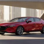 El Mazda3 Hatchback combina eficiencia con un toque de deportividad. Su chasis ágil permite curvas urbanas cómodas, mientras que el interior y la tecnología aportan un aire premium dentro de su categoría.