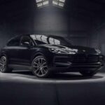 El Cayenne combina potencia y lujo sin necesidad de alardear. Su motor ofrece fuerza cuando se requiere, pero la conducción sigue siendo suave y refinada. Rivaliza con BMW y otros SUV premium, manteniendo un equilibrio entre deportividad y confort silencioso.