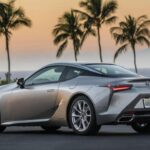El Lexus LC 500 parece un concept car hecho realidad. Su motor V8 de 5.0 litros entrega 471 CV y un sonido de escape impresionante. A pesar de su estética exótica y líneas agresivas, su enfoque en confort y gran turismo lo mantiene fuera del círculo de supercoches, aunque sus vibras son innegables.