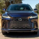 El Lexus RX sigue siendo un favorito para quienes valoran la comodidad y la tranquilidad. Con asientos mullidos y una conducción sólida, este SUV se centra en el refinamiento diario. Su rango de precios de $46,275 a $66,825 lo mantiene como una opción de lujo fiable y consistente según los datos más recientes de Consumer Reports.