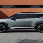 El Kia Seltos 2026 arranca en torno a los 23.690 dólares para la versión LX con tracción delantera y alcanza los 31.390 dólares en el acabado SX con tracción total. El nuevo nivel intermedio Honors, con elementos como head-up display y cámara integrada, se sitúa entre los 38.700 y 40.500 dólares. Debido a la elevada demanda, especialmente de las versiones híbridas, se esperan listas de espera prolongadas, lo que ya está impulsando reservas anticipadas mediante leasing o alquiler a largo plazo.