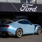 A diferencia de deportivos exóticos, el Mustang se compra y se mantiene con facilidad. Hay un concesionario Ford cerca de casi cualquier lector. Pruebas, revisiones, garantías y recambios están al alcance. Esta ventaja práctica pesa mucho cuando se elige un deportivo para usar a diario y no solo para exhibir.