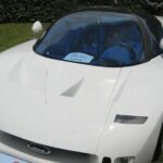 Llegó en los 90 como un superhéroe digital. Geometrías imposibles, puertas en tijera y un V12 quad-turbo de más de 700 CV. Usaba materiales derivados de la NASA para soportar el calor del escape. Ford hablaba de más de 235 mph de velocidad punta. Era la respuesta americana a los superdeportivos europeos y demostraba que Detroit podía crear algo verdaderamente exótico cuando se lo proponía.