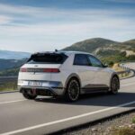 El Ioniq 5 N es la cara deportiva de la gama eléctrica. Con rebajas, se vuelve más accesible para quienes buscan sensaciones fuertes sin abandonar el enchufe. Es rápido, agresivo y sorprendente en pista, aunque el desgaste de neumáticos y el uso intensivo moderan el entusiasmo a largo plazo. En calles tranquilas se siente fuera de lugar. En curvas, cobra todo el sentido.
