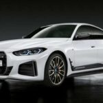 El BMW i4 parece un Serie 4 Gran Coupé convencional, pero su tren motriz eléctrico lo transforma en un misil silencioso. Dos motores eléctricos generan 536 CV y 586 lb-ft de par instantáneo. El 0 a 60 mph cae en 3,3 segundos. Incluso se dice que se conduce mejor que un M3. No todos aman los eléctricos, pero este demuestra que el futuro también puede ser brutalmente rápido.