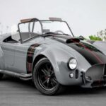 El MKIII-CS es la interpretación restomod del Cobra. Permite personalización total: pinturas únicas, paquete “blackout”, interiores con cuero diamantado, dirección asistida eléctrica, arranque por botón y relojes digitales.

Es un Cobra para el siglo XXI. Puede ser un arma de track day o una reinterpretación elegante del clásico. Todo depende del comprador. Es la libertad creativa aplicada a una leyenda.