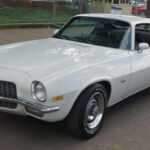 Aunque parecía listo para curvas, la dirección anestesiada y la suspensión de serie permitían mucho movimiento de carrocería. Las curvas con baches podían descolocar al coche antes de que el chasis se asentara.