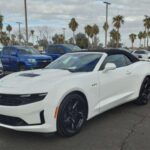 El Camaro LT1 ofrece la experiencia de un muscle car con un motor V8 de 6.2 litros y 455 CV a un precio más accesible. Con estilo agresivo, prestaciones para curvas y rectas, y tecnología moderna en seguridad e infoentretenimiento, combina potencia y comodidad de forma equilibrada.