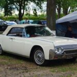 El Continental de 1961 redefinió el lujo estadounidense desde la elegancia contenida. Sus líneas limpias y las icónicas puertas de apertura inversa crearon una silueta atemporal. El interior parecía más un salón privado que el habitáculo de un coche, transmitiendo una sensación de calma y sofisticación difícil de igualar.