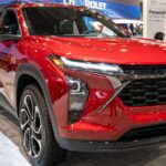 Compacto y ágil, el Trax se adapta perfectamente a la conducción urbana. Su tamaño permite estacionar con facilidad sin sacrificar comodidad ni espacio para pasajeros, ofreciendo una excelente combinación de precio, eficiencia y tecnología.