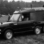 El Range Rover 6x6, creado por el carrocero británico Carmichael, se producía principalmente para clientes comerciales, como ambulancias y camiones de bomberos, pero también hubo versiones de lujo para particulares. Con solo unas 400 unidades fabricadas, su tamaño y capacidad todoterreno lo hacen un vehículo raro pero funcional, con precios de subasta que van de $38,000 a $65,000 para ejemplares restaurados.