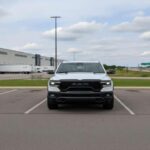 Ram entra en el terreno eléctrico priorizando el confort y el espacio interior. La 1500 REV se siente refinada, cómoda y bien pensada para largos trayectos, pero el remolque vuelve a poner a prueba la autonomía. Es una pickup eléctrica que convence en sensaciones, aunque todavía genera incertidumbre a largo plazo.