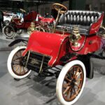 Antes del Escalade, Cadillac ya había fabricado un vehículo tipo camioneta a principios del siglo XX. Producción muy limitada y totalmente artesanal, hoy solo conocido por coleccionistas e historiadores.