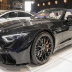 El AMG SL 63 combina lujo y rendimiento con un motor V8 biturbo de 577 CV y tracción total. Con aceleración de 0 a 100 km/h en 3,5 s y suspensión activa, ofrece conducción segura a altas velocidades y un interior tecnológico y confortable. Precio desde 178.350 $, reflejando su exclusividad.