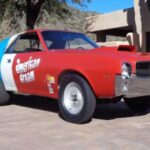 El AMC AMX Super Stock demostró que el tamaño compacto no era un obstáculo para dominar el drag strip. Con su V8 de 390 pulgadas cúbicas y una configuración pensada para la NHRA, este modelo se ganó una reputación por su agresividad y eficacia. Hoy es uno de los grandes olvidados, pero sigue siendo muy respetado entre expertos.