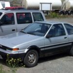 Antes del mítico AE86, el Corolla SR5 ya demostraba que un compacto podía ser divertido. En Japón, las versiones Levin y Trueno ofrecían un motor 1.6 DOHC de unos 115 PS, mientras que Estados Unidos recibió una versión más modesta de 88 CV. Aun así, su bajo peso y tracción trasera lo convirtieron en un coche con auténtico espíritu deportivo.