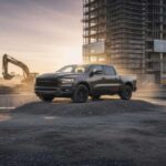Aunque no es un híbrido enchufable, el Ram 1500 eTorque representa la electrificación ligera dentro de Stellantis. Su sistema mild-hybrid aporta par adicional sin necesidad de carga externa, una solución más alineada con el uso real en entornos de trabajo. Su continuidad sugiere que Stellantis apuesta más por la hibridación simple que por el enchufe.