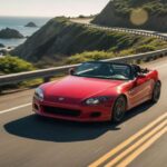 El Honda S2000 AP2 es famoso por su motor atmosférico de alto régimen, capaz de girar a más de 8.000 rpm con una fiabilidad sorprendente. Es un roadster exigente, con un chasis muy preciso y una suspensión firme. No es el más cómodo para viajes largos, pero cada aceleración justifica el sacrificio.