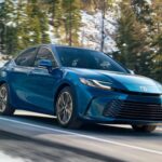 El sedán híbrido con AWD más accesible. Añade un motor eléctrico trasero para mejorar tracción sin perder eficiencia (40–50 mpg). Ofrece una conducción equilibrada y muy fácil de vivir.