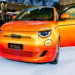 El Fiat 500e es un eléctrico urbano puro, pensado para quienes se mueven mayormente en ciudad. Con un precio inicial de 32.495 dólares, destaca por su eficiencia y bajo costo operativo.

Su interior moderno, conectividad avanzada y consumo reducido lo convierten en una opción atractiva para solteros o parejas.
