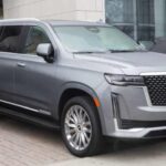 Sin el extremo V del Escalade, esta versión mejora levemente hasta unos 16 mpg combinados. Sin embargo, su peso y motor V8 atmosférico siguen alejándolo de cualquier idea de eficiencia.