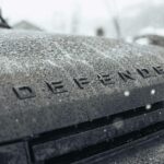 El Defender mezcla confort con capacidad todoterreno. Refinado por dentro y valiente en terreno difícil, permite disfrutar de la aventura sin sacrificar comodidad ni seguridad.