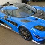 El Agera RS logró en 2017 una velocidad máxima de 278 mph en carretera pública. Su V8 biturbo de 1.160 CV, junto a una construcción ultraligera y aerodinámica activa, lo convirtieron en referencia absoluta de su época.