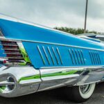 El Buick Limited de 1958 combinaba lujo extremo y presencia escénica. Aletas altas, abundante cromo y una parrilla monumental lo convertían en uno de los grandes protagonistas de su tiempo. Su V8 de 6,0 litros con 300 CV, unido a la transmisión Dynaflow, priorizaba una conducción suave y refinada, muy acorde con su posicionamiento premium.