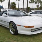 El Toyota MR2 se ganó una base fiel gracias a su configuración de motor central, bajo peso y manejo ágil. Ofrecía sensaciones deportivas a un precio accesible, y en sus últimas versiones incluso incorporó turbo. Su desaparición en 2007 dejó huérfanos a muchos aficionados que verían con buenos ojos su regreso.