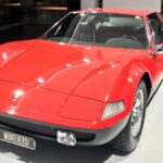 Este superdeportivo suizo de los años 70 combinaba líneas italianas con sobriedad alemana. Equipado con un V8 Hemi de origen Chrysler, solo se fabricaron dos unidades. Ver uno en persona es tan improbable como cruzarse con un unicornio.