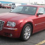 El Chrysler 300 promete potencia y presencia, pero la experiencia real muestra numerosos inconvenientes. Fugas de aceite, fallos eléctricos y desgaste de la suspensión son habituales, con reparaciones que solo en suspensión pueden superar los 1.500 dólares. Con el tiempo, estos costes acumulados generan un fuerte arrepentimiento entre los dueños.