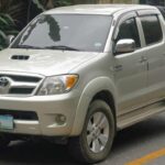 Cada unidad pasa por múltiples inspecciones, combinando sistemas automáticos y revisión humana, para detectar errores antes de que el auto llegue al cliente.