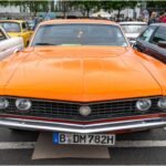 El Torino Cobra representa a la perfección el músculo de fines de los 60 y principios de los 70. Su carrocería grande, parrilla agresiva y motores V8 —incluido el 429— lo convirtieron en una bestia de su época. Hoy sigue destacando por su presencia imponente y su autenticidad retro.