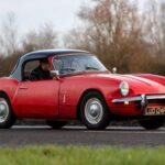 Presentado en 1962, el Spitfire fue diseñado para el conductor común que quería disfrutar del placer de conducir un roadster deportivo. Con motor 1.493 cc y caja manual de cuatro velocidades, destacaba por su agilidad y manejo preciso, convirtiéndose en un clásico asequible y divertido.