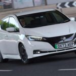 La anterior generación del Nissan Leaf sigue destacando por su fiabilidad, con una puntuación del 96,4%. Aunque su autonomía es más limitada debido a su batería de 39 kWh, que ofrece unas 168 millas por carga, se presenta como una compra inteligente en el mercado de ocasión gracias a su probada durabilidad.