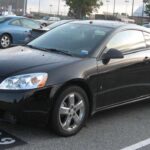 El Pontiac G6 GTP Coupé quiso ser deportivo, elegante y emocional, pero nunca logró desprenderse de su ADN de coche de flota. Su V6 de 240 CV ofrecía cifras decentes, pero la experiencia de conducción carecía de carácter. Atrapado entre una identidad confusa y una marca en declive, terminó siendo ignorado. Hoy es barato, cómodo y olvidado, ideal para quien busca algo diferente sin aspiraciones de revalorización.