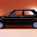 El Fiat 127 Sport llevó el concepto de “utilitario picante” a otro nivel. Gracias a mejoras firmadas por Abarth en el motor de 1.050 cc, suspensión y frenos, ofrecía un comportamiento ágil y divertido. Su estética diferenciada y colores llamativos reforzaban su carácter. Fue uno de los primeros ejemplos claros de que el tamaño no estaba reñido con las sensaciones al volante.