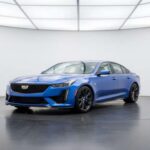 El Cadillac CT5-V Blackwing se siente como un coche construido para demostrar que todavía era posible hacerlo “a la antigua”. Hay orgullo en cada aceleración, un orgullo firme pero no arrogante. Tiene ese empuje que te hace reír y dejar de pensar por un momento. Puede que no lo necesites en absoluto, pero aun así lo deseas. En 2026, transmite claramente la sensación de ser lo último de algo.