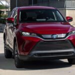 El Venza, similar al Lexus NX, combina un motor 2.5 litros con asistencia eléctrica, ofreciendo 40 mpg en ciudad y 37 mpg en carretera. Es elegante, cómodo y eficiente, un punto medio entre el RAV4 y un SUV premium como el NX.