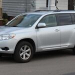 SUV mediano con capacidad para siete pasajeros y un motor V6 de 270 CV. Destaca por su versatilidad, confort, espacio de carga y características de seguridad como control de estabilidad. Su durabilidad lo hace una opción segura y confiable para familias.