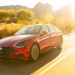 El Sonata híbrido destaca por su diseño deportivo, tren motriz confiable y excelente relación calidad-precio. Es un vehículo duradero que mantiene buena eficiencia y requiere menos intervenciones mecánicas que otros híbridos del mercado.