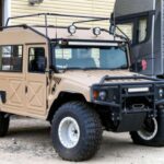 El Toyota Mega Cruiser, producido principalmente para el ejército japonés, es una versión japonesa del Hummer. Limitado a unas pocas unidades civiles, destaca por su tamaño, ligereza relativa y capacidad todoterreno. Su rareza y diseño peculiar lo convierten en un objeto extremadamente deseado por coleccionistas que buscan vehículos fuera de lo común y con historia militar.