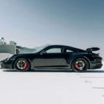 El 944, con motor delantero y transaxle trasero, ofrecía distribución de peso casi perfecta y manejo predecible. Su interior flexible y diseño atemporal lo hacían accesible para más conductores, manteniendo los estándares de rendimiento de Porsche. Hoy es reconocido como uno de los modelos más equilibrados y consistentes de la marca.