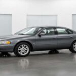 El Taurus SHO era sólido, rápido cuando se pedía y sorprendentemente divertido detrás del volante. Su apariencia común ocultaba su capacidad real, haciendo que quienes lo conducían descubrieran una faceta inesperada. Ordinario hasta que no lo era, el SHO es un sedán que recompensa la curiosidad del conductor.