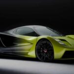 El Lotus Evija británico ofrece casi 2.000 caballos de fuerza gracias a cuatro motores eléctricos. Capaz de pasar de 0 a 200 mph en menos de 10 segundos, es el modelo más potente jamás construido por Lotus.

Su chasis de fibra de carbono y puertas tipo tijera combinan con un diseño futurista y aerodinámico. Solo se fabricaron 130 unidades, con precios cercanos a los $3 millones, convirtiéndolo en un superdeportivo eléctrico extremadamente exclusivo y deseado.