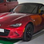 Aunque más pequeño y ligero, el Mazda MX-5 Miata 2023 sigue siendo un referente de deportes asequibles y diversión al volante. Su relación peso-potencia y dirección precisa lo hacen sentir rápido y ágil, incluso con un motor modesto.

Carrocería: Convertible, ideal para conducción escénica

Confiabilidad: Bajos costos de mantenimiento y alta durabilidad
Entrega máxima diversión por cada dólar invertido, aunque no sea un sedán familiar tradicional.