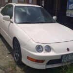 El Acura Integra de los años 90 es una pieza clave de la cultura tuner que muchos millennials vivieron en su adolescencia. Ligero, fiable y con un enorme potencial de modificación, mantiene un vínculo directo con los inicios del automovilismo personalizado moderno, lo que sostiene una demanda constante y al alza.